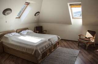 Гостевой дом Pensiunea Bella Vita Харгита-Бэй Двухместный номер с 2 отдельными кроватями и собственной ванной комнатой-2