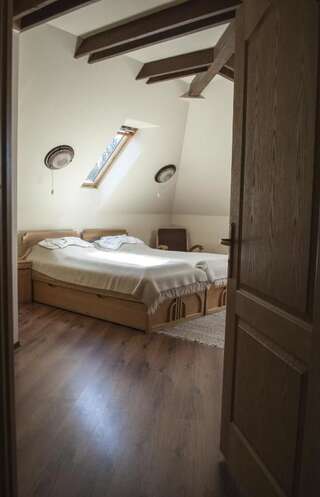 Гостевой дом Pensiunea Bella Vita Харгита-Бэй Двухместный номер с 2 отдельными кроватями и собственной ванной комнатой-13